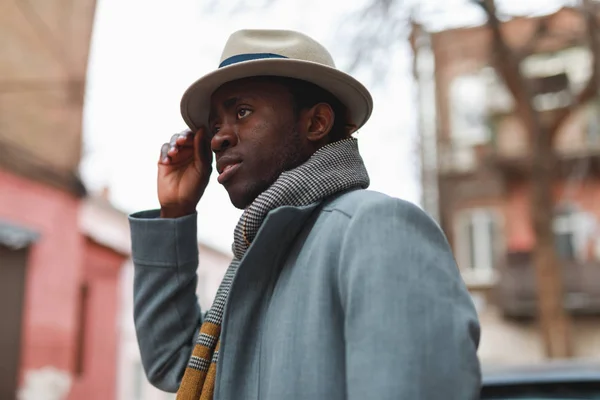 コートと帽子都市のアフリカ系アメリカ人のストリートの肖像 — ストック写真
