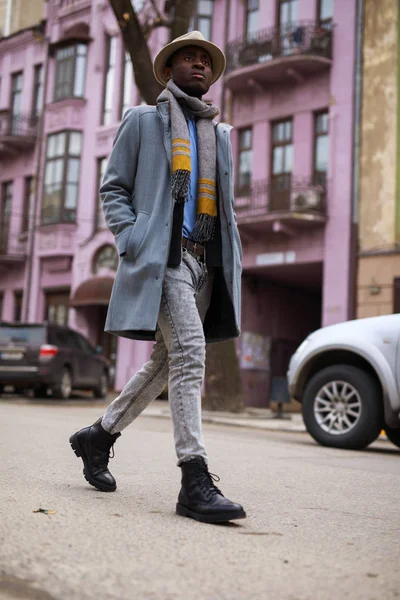 Мода Моделі Афроамериканець Людиною Пальто Капелюх Гуляючи Міській Вулиці — стокове фото