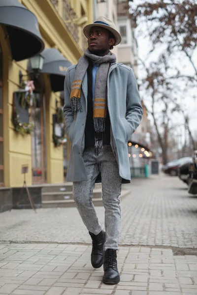 Мода Моделі Афроамериканець Людиною Пальто Капелюх Гуляючи Міській Вулиці — стокове фото