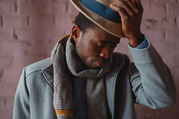 Портрет Афроамериканець Людиною Пальто Носити Капелюх Тлі Рожевий Стіни — стокове фото