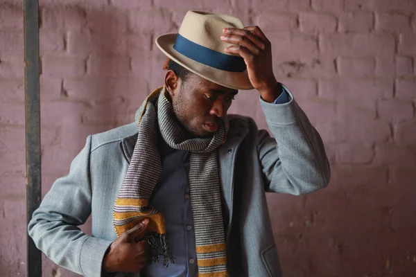 Африканский Американский Мужчина Портрет Пальто Носить Шляпу Розовом Фоне Стены — стоковое фото