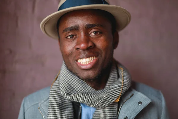 Усміхаючись Афроамериканців Людини Капелюсі — стокове фото