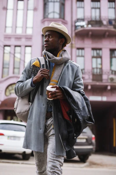 Motemodell Afroamerikansk Mann Frakk Hatt Som Går Langs Byens Gate – stockfoto