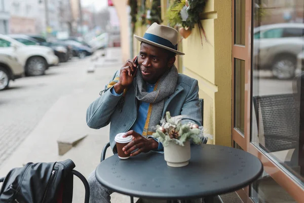 Boldog Afro Amerikai Ember Beszél Barátommal Szabadtéri Kávézóban Ülve Smartphone — Stock Fotó