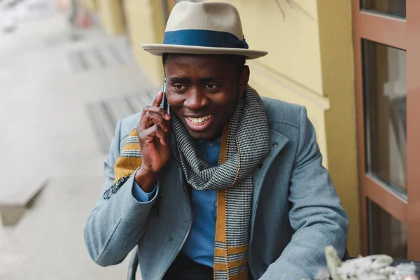 Щасливі Афроамериканець Людиною Розмови Другом Смартфон Сидячи Придорожньому Кафе — стокове фото