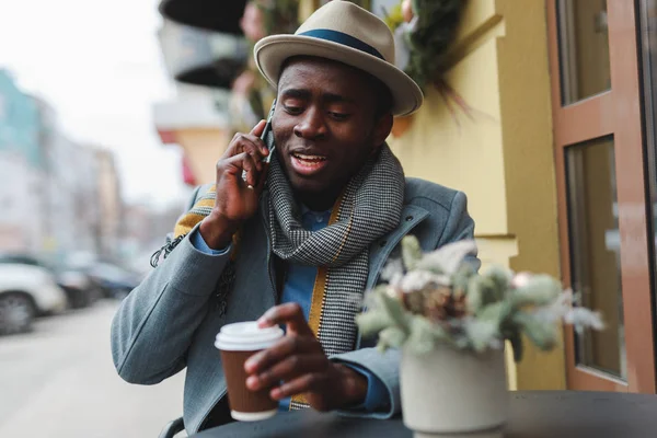 Boldog Afro Amerikai Ember Beszél Barátommal Szabadtéri Kávézóban Ülve Smartphone — Stock Fotó