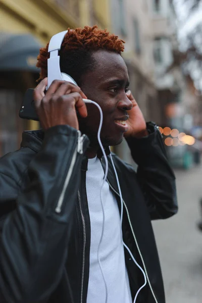 Afrikai Amerikai Férfi Zenehallgatás Fejhallgató City — Stock Fotó