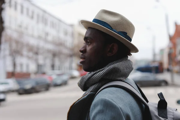 Moda Modelo Afro Americano Homem Casaco Chapéu Andando Longo Rua — Fotografia de Stock