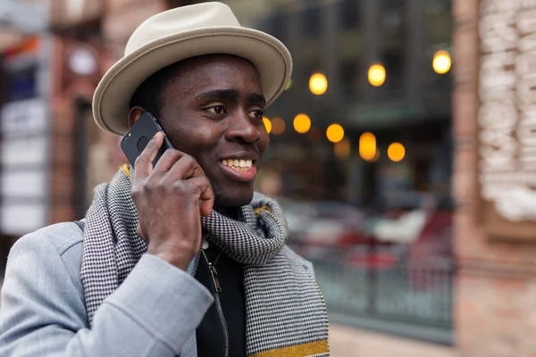 Hombre Afroamericano Feliz Habla Con Amigo Por Teléfono Inteligente Caminando — Foto de Stock