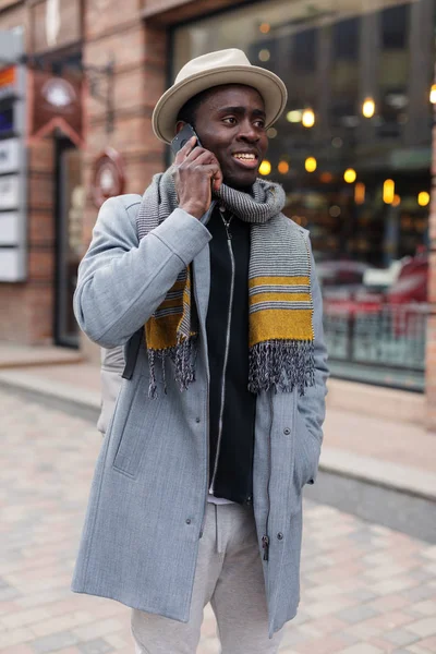 Homem Americano Africano Feliz Fala Com Seu Amigo Por Smartphone — Fotografia de Stock