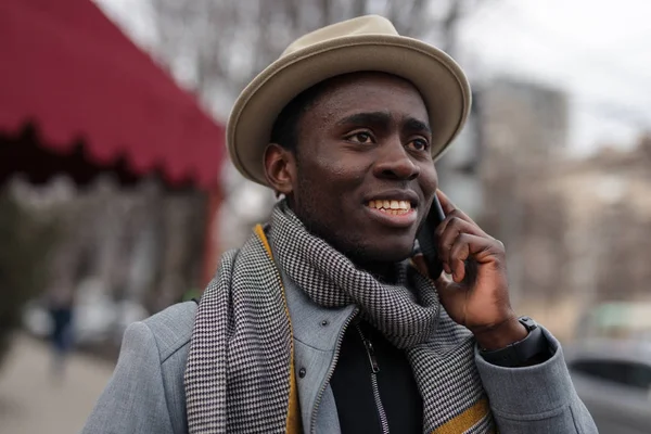 Homem Americano Africano Feliz Fala Com Seu Amigo Por Smartphone — Fotografia de Stock