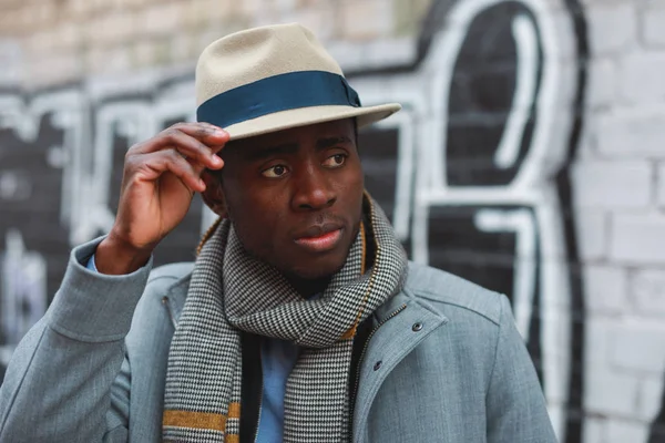コートと帽子都市のアフリカ系アメリカ人のストリートの肖像 — ストック写真