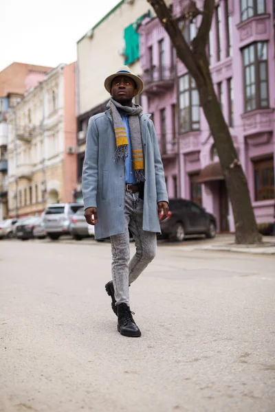 Modèle Mode Homme Afro Américain Manteau Chapeau Marchant Long Rue — Photo