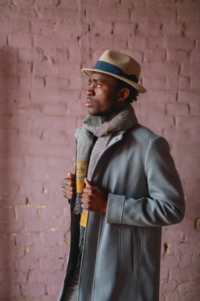 Портрет Афроамериканець Людиною Пальто Капелюх Тлі Рожевий Стіни — стокове фото