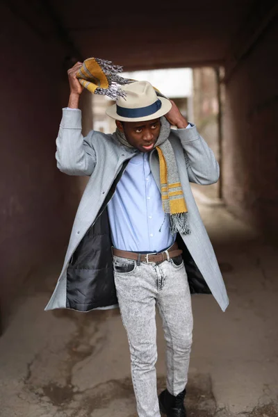Портрет Африканского Американца Носящего Шарф Городе — стоковое фото