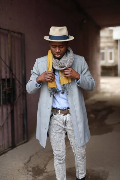 Africano Americano Homem Retrato Vestindo Cachecol Cidade Urbana — Fotografia de Stock