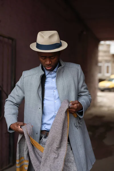 Portrait Homme Afro Américain Portant Foulard Dans Une Ville Urbaine — Photo