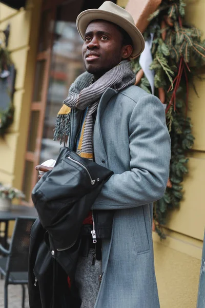 Gateportrett Afroamerikansk Mann Frakk Hatt Byen – stockfoto
