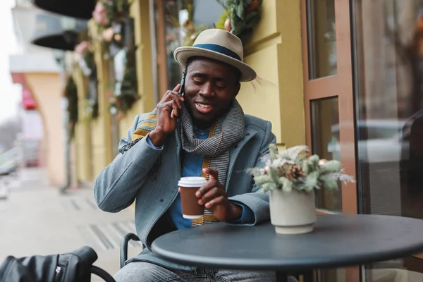 Boldog Afro Amerikai Ember Beszél Barátommal Szabadtéri Kávézóban Ülve Smartphone — Stock Fotó