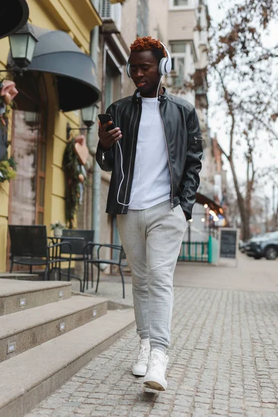 Hombre Afroamericano Escuchando Música Auriculares Caminando Por Calle Ciudad — Foto de Stock