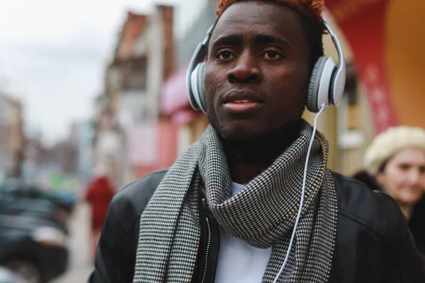 Αφρικανική Αμερικανική Άνθρωπος Που Ακούτε Μουσική Στα Ακουστικά Στο City — Φωτογραφία Αρχείου