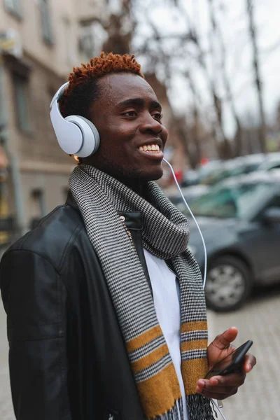 Hombre Afroamericano Feliz Escuchando Música Auriculares Ciudad — Foto de Stock