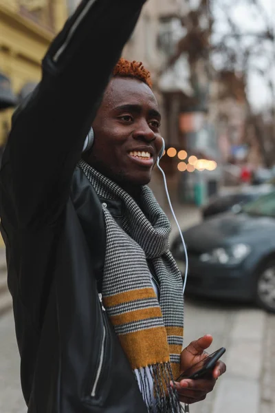 Hombre Afroamericano Saludar Ciudad Entregar Gesto — Foto de Stock