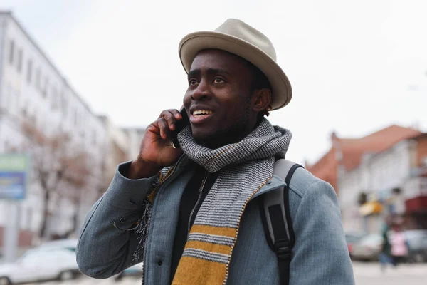 Щаслива Людина Афро Американських Переговори Своїм Другом Смартфон Ходьба Місті — стокове фото