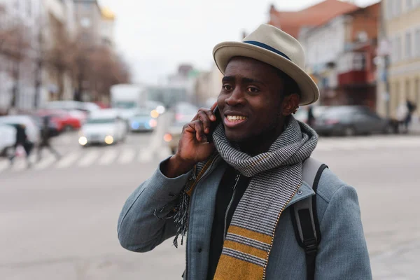 Ευτυχισμένος Αφρικανική Αμερικανική Άνθρωπος Μιλά Τον Φίλο Του Από Smartphone — Φωτογραφία Αρχείου