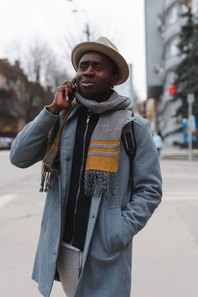 Boldog Afro Amerikai Ember Beszél Barátja Által Smartphone Séta Városban — Stock Fotó