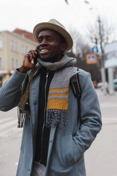 Щаслива Людина Афро Американських Переговори Своїм Другом Смартфон Ходьба Місті — стокове фото