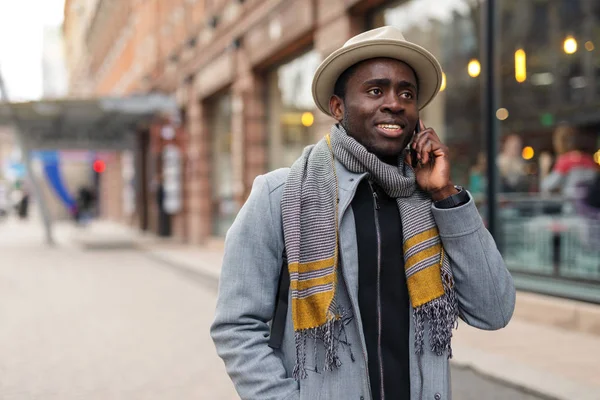 Hombre Afroamericano Feliz Habla Con Amigo Por Teléfono Inteligente Caminando — Foto de Stock