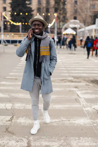 Homem Americano Africano Feliz Fala Com Seu Amigo Por Smartphone — Fotografia de Stock