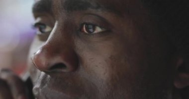 Afrika adam görüşmeler yanında gece şehir closeup gözler ve ağız içinde smartphone
