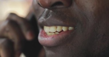 Afrika adam görüşmeler yanında gece şehir ağız closeup içinde smartphone