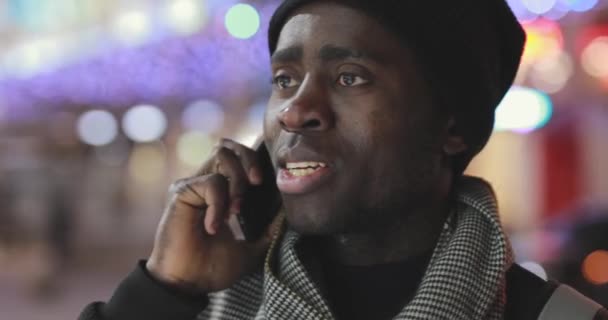 Afrikansk man samtal av smartphone i city — Stockvideo