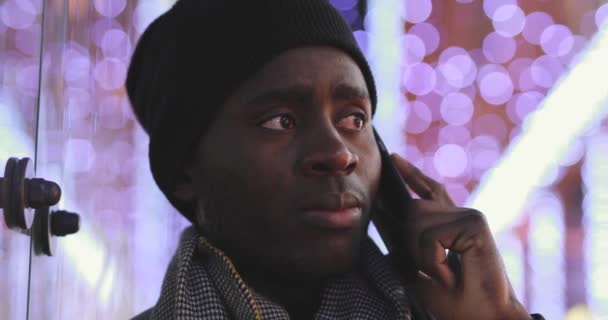 Afrikansk man samtal av smartphone i city — Stockvideo