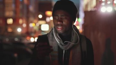 Afrika adam dinleme müzik kulaklık gece portre