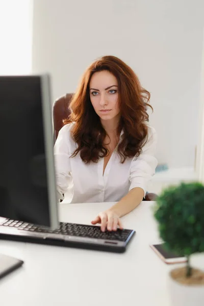 美丽的女商人在白色的办公室工作看电脑显示器 — 图库照片
