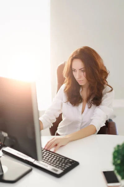 Hermosa Mujer Negocios Que Trabaja Oficina Blanca Mirando Monitor Computadora —  Fotos de Stock