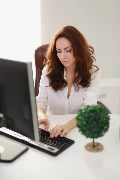 Hermosa Mujer Negocios Que Trabaja Oficina Blanca Mirando Monitor Computadora —  Fotos de Stock