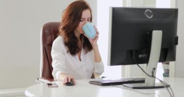 Kahve içme ofisinde çalışan güzel iş kadını