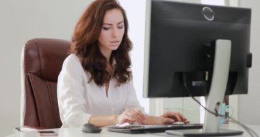 Güzel iş kadını ofiste bilgisayar monitörü seyir çalışma