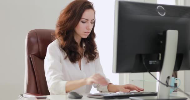Mulher de negócios bonita trabalhando no escritório olhando para monitor de computador — Vídeo de Stock