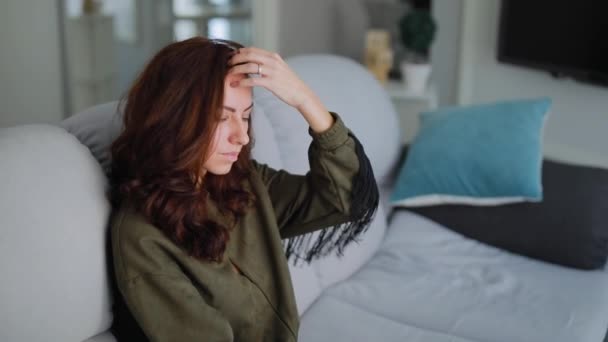 Hermosa mujer morena retrato tocando el pelo — Vídeos de Stock