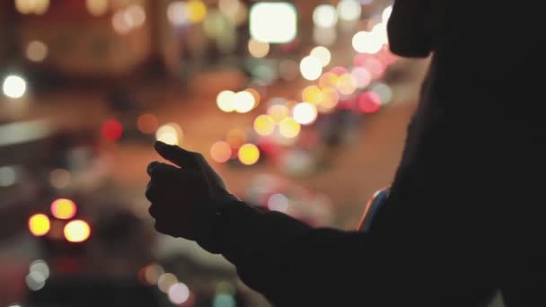 Silhouette de l'homme débloquer son smartphone — Video