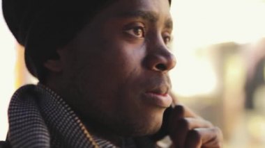 Afrika adam görüşmeler yanında şehir içinde smartphone