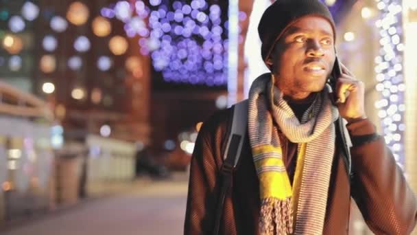 Hombre africano habla por teléfono inteligente en la ciudad — Vídeo de stock