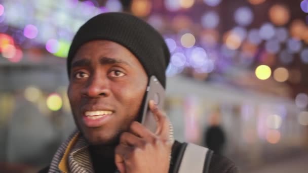 African Man parle par Smartphone en ville — Video