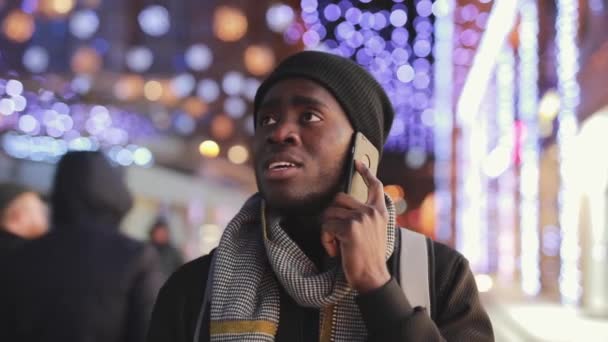 Αφρικανική άνθρωπος μιλά από το smartphone στην πόλη — Αρχείο Βίντεο